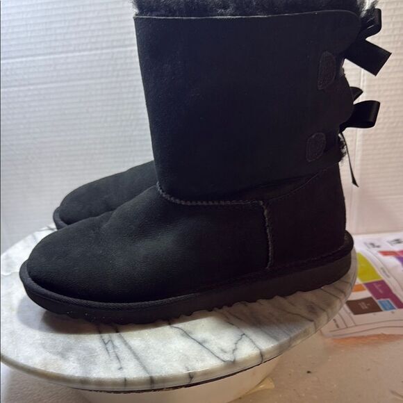 UGG Black Ankle Boots with Suede Finish pre-owned size: 6 - Picture 2 of 7